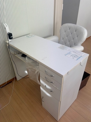 残り2セットネイルデスクとチェア (A O) 南越谷の寝具の中古