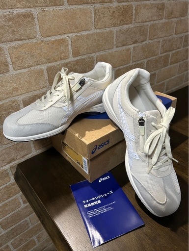 新品未使用　アシックススニーカー