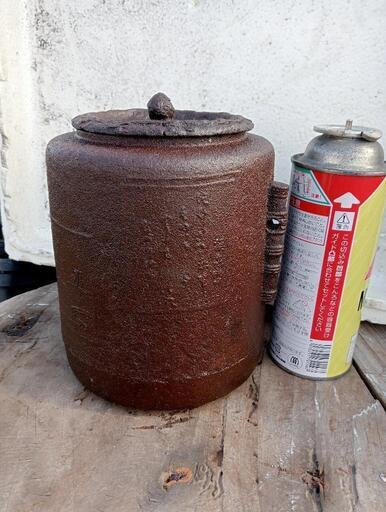 茶道　鉄製の茶釜　筒型