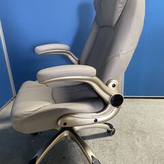 【格安】デスクチェア 白系 キャスター付き 肘掛け付き CHR100102 格安 早い者勝ち 引取歓迎 配送OKの画像