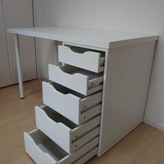 IKEA 白いデスク White Deskの画像