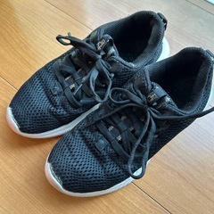 キッズスニーカー　22cm
