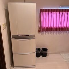 冷蔵庫、洗濯機、テーブル