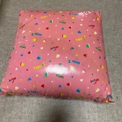 昭和レトロポップ　ビニールカバーのクッション　ピンク