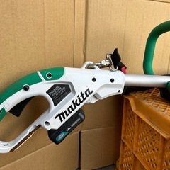 マキタ 充電式草刈機10.8V 刈込幅230mm 樹脂1枚式 ループハンドル バッテリー　軽量　刈り払い機　草刈機　簡易始動動画ありの画像