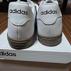 新品未使用adidasスニーカーの画像
