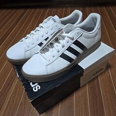 新品未使用adidasスニーカーの画像