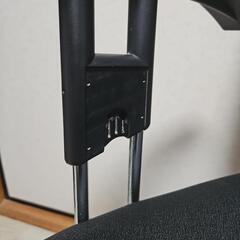 黒デスクチェアの画像