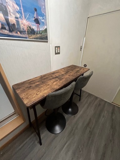 カウンターテーブルとバーチェアー