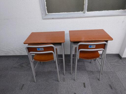 小学校の机とイスのセット