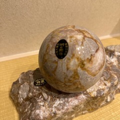信楽焼の壺と大理石置物のセットの画像