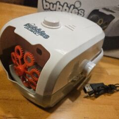 新品【バブルス】シャボン玉 電動 バブルマシーン バブルズカラフ...