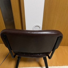 テーブルと椅子のセットの画像