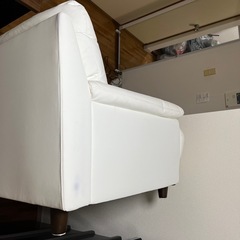 ニトリ　白革調ソファの画像