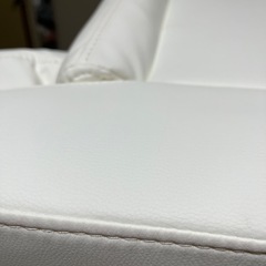 ニトリ　白革調ソファの画像