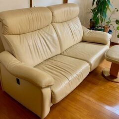 至急です！カリモク本革二人掛けソファ＆オットマン　リクライニング機能あり！の画像