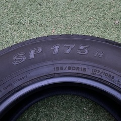ハイエース　バリ溝　タイヤ　195/80R15　新車1000キロ未満の画像