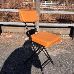 キャメル色の折りたたみ椅子