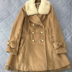 ファー付きダブルのフレアーコート