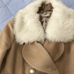 ファー付きダブルのフレアーコートの画像