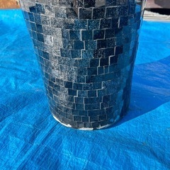 【バナナ苫小牧】鏡面タイル仕上げ 黒系 大型インテリア壺 全長980mmの画像
