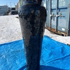 【バナナ苫小牧】鏡面タイル仕上げ 黒系 大型インテリア壺 全長980mmの画像