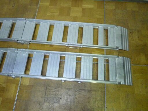 【中古】折り畳み アルミ ブリッジ 2本セット アルミ ラダー 幅240×長2360mm 耐荷重 250kg×2本 機械 オートバイ 運搬