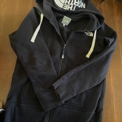 タイムセール中ノースフェイスパーカー紺