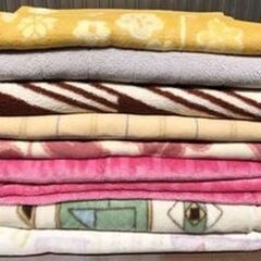 毛布たくさん（カラー・サイズ・デザインさまざま）中古の画像