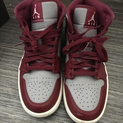 ナイキエアジョーダン1ミッド