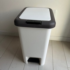 新品未使用　ペダル式　ワンタッチ式　優秀　ゴミ箱　プラスチック