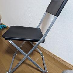 折りたたみイスの画像