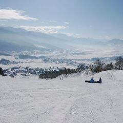 冬スポーツを楽しむシニアの方