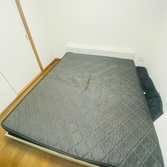 クイーン　ベッドの画像