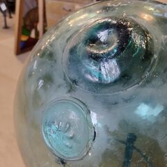 古いガラスの浮き玉 台座付 浮き球 ガラス玉 オブジェ インテリア 昭和レトロ 浮玉 古道具 漁具　/TJ-2248 2F南の画像