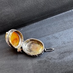 銀とアンバーのボックスペンダントの画像