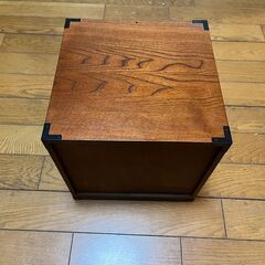 超レトロな民芸風の木製収納ケースの画像