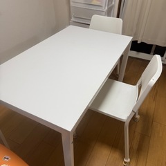 冷蔵庫、机、椅子、食器棚セットの画像