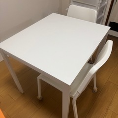 冷蔵庫、机、椅子、食器棚セットの画像
