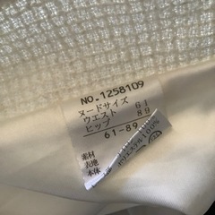 【中古】スーツ3点セット　キャミソール付き　7号　リボン付きジャケット　レース付きスカート　オフホワイトの画像