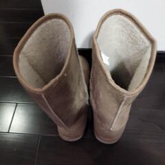 人工スエードのブーツの画像