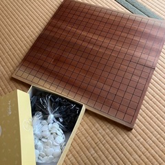 折りたたみ碁盤と碁石の画像