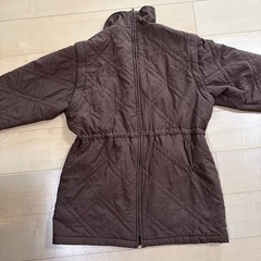抱っこ紐をつけたまま着れるダウンの画像