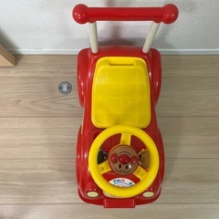 ①アンパンマン　車の画像