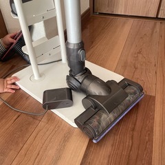【終了】ダイソン　掃除機　　スタンド付きの画像