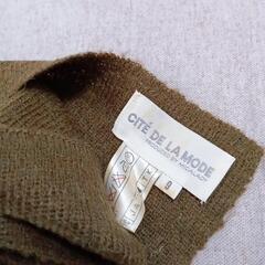 ブラウンの男女兼用マフラーです。の画像