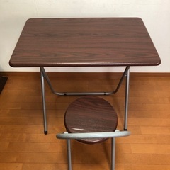折りたたみ式机と椅子