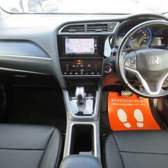 ホンダ　シャトル　ハイブリッドＸ　スタイルエディション 純正ＳＤナビ　地デジ　バックカメラ　Ｂｌｕｅｔｏｏｔｈ　ＣＴＢＡ　クルコン　ＥＴＣ　新品レザー調シートカバー　オートエアコン　スマートキー　オートライト　ＬＥＤヘッドライト　フォグランプの画像