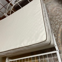 ニトリ　白いパイプベッドと椅子にもなるマットレスの画像
