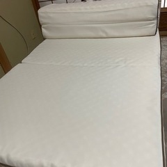 ニトリ　白いパイプベッドと椅子にもなるマットレスの画像